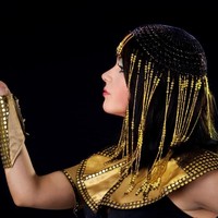 Didorong ambisi memerintah kerajaannya sendiri, Cleopatra berperang dengan suami pertamanya, Ptolemy XIII. Dibantu Julius Caesar, ia berhasil memenangkan peperangan dan membunuh salah satu adiknya di sebuah sungai. Foto: iStock