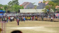 Foto: Meski terik mentari, namun tak sedikitpun menyurutkan antusiasme penonton. Ribuan penonton pun rela berdesakan guna melihat lebih dekat sapi-sapi yang dilombakan. (Achmad Riza Maulana/Istimewa)