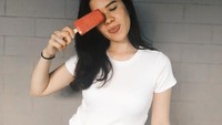 Di tengah udara yang terik dan panas, Michelle memilih es krim batang yang dingin dan segar. Meski cuma pakai kaus putih, tapi tetap hits ya? Foto: Instagram @michellejoan