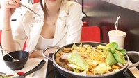 Kayaknya Ploychanok pencinta makanan Korea. Kali ini ia melahap Korean Army Stew. Di dalamnya ada ramen, sayuran hingga tteokbokki. Foto: Instagram joinyy