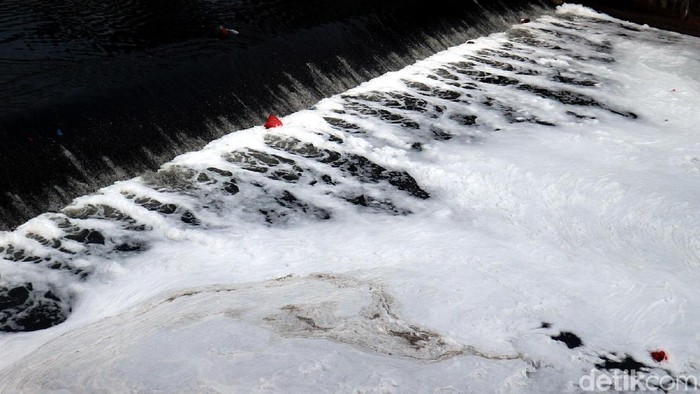 Air di Sungai Kanal Banjir Timur tampak dipenuhi busa. Hal itu dikarenakan limbah domestik yang hanyut di sungai tersebut.