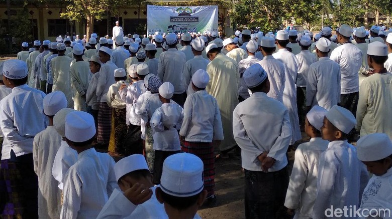 Beda, Upacara Hari Santri di Probolinggo Gunakan 3 Bahasa Beda, Upacara Hari Santri di Probolinggo Gunakan 3 Bahasa