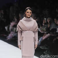 Tak kalah memukau, si imut Amanda Rawles tampak berbeda saat mengenakan koleksi Restu Anggraini. Busana yang ia pakai terinspirasi dari busana tradisional Jepang. Foto: Mohammad Abduh/Wolipop