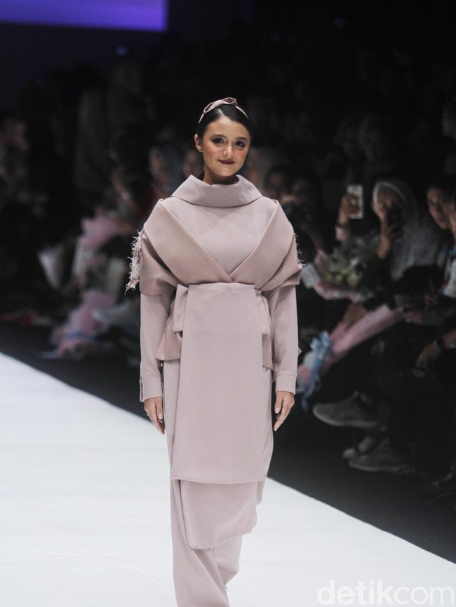 Tak kalah memukau, si imut Amanda Rawles tampak berbeda saat mengenakan koleksi Restu Anggraini. Busana yang ia pakai terinspirasi dari busana tradisional Jepang. (Foto: Mohammad Abduh/Wolipop)