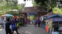 Seperti Umbul Ponggok di Klaten, Pasuruan juga pemandian yang serupa. Adalah Pemandian Banyubiru di Desa Sumberrejo, Kecamatan Winongan, Kabupaten Pasuruan, Jawa Timur (Muhajir Arifin/detikTravel)