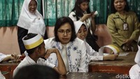 Sri Mulyani saat menyapa sejumlah siswa.