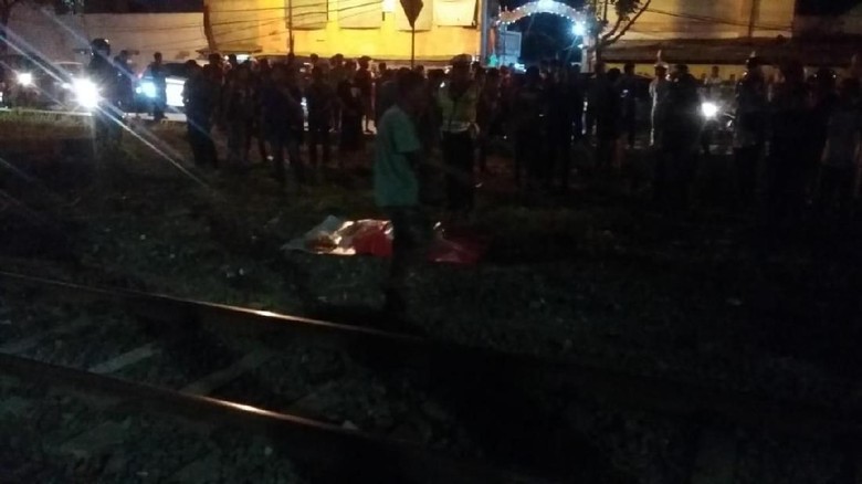 Seorang Perempuan Tanpa Identitas Tewas Tersambar Kereta Seorang Perempuan Tanpa Identitas Tewas Tersambar Kereta