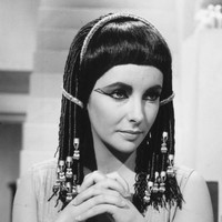  Cleopatra menikah dengan Julius Caesar setelah semua adik kandungnya terbunuh dan ia diasingkan dari Mesir. Dari pernikahan keduanya, mereka memiliki seorang putra bernama Caesarion. Hubungan Cleopatra dan Julius Caesar adalah sebuah skandal, karena ia diketahui hanyalah menjadi gundiknya Foto: iStock