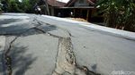 Parah! Belum Lama Dicor, Jalan di Pemkab Bekasi Retak-retak