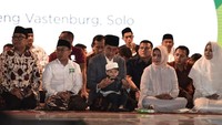 Sesekali, Jokowi memangku cucu pertamanya itu. Jan Ethes adalah anak dari putra sulung Jokowi, Gibran Rakabuming Raka (Foto: Kris - Biro Pers Setpres)