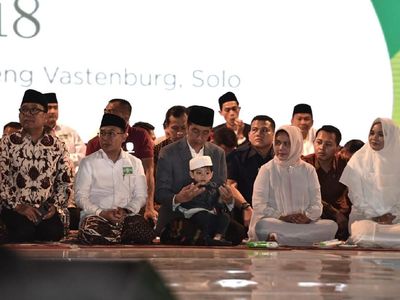 Gaya Menggemaskan Jan Ethes Saat Diajak Jokowi ke Apel Akbar Santri