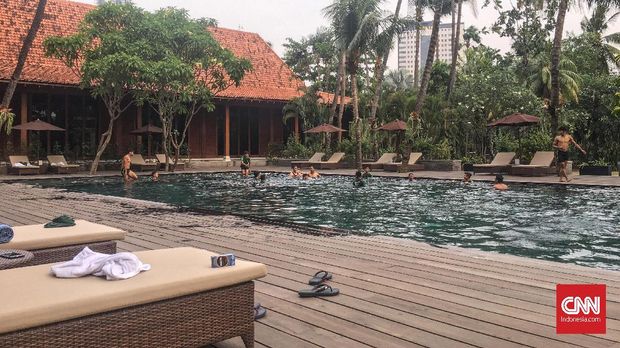 Pemain Timnas Indonesia U-19 melakukan sesi latihan sore dengan recovery di kolam renang.