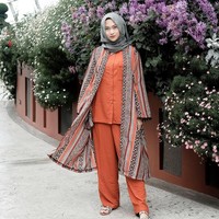 Kini, Nada digandeng Trans 7 menjadi host acara Hijab Traveling. Ia berkeliling berbagai negara untuk mencicipi makanan halal hingga wisata Islami. Foto: Instagram/IndahNadaPuspita