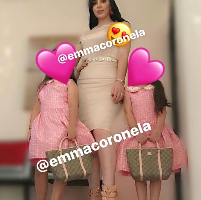 Emma Coronel sendiri tampaknya memang sudah tidak asing dengan kehidupan kartel narkoba. Seorang kenalan Emma adalah keluarga lama dari narco yang artinya ia sudah mengenal seluk beluk dunia narkotika. Ia sendiri dibesarkan di pegunungan Durango yang menjadi segitiga emas perdagangan narkoba dan ayahnya dipenjara di 2017 karena masalah tersebut. Foto: Instagram