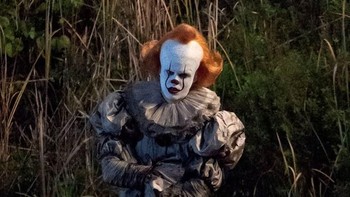 Badut, karakter ini bisa menjadi lucu atau sangat menakutkan terlebih untuk perayaan Halloween. Contohnya badut karakter Pennywise di film IT. (Foto: teenvogue)