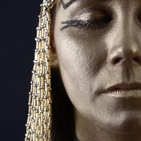 Dikatakan bahwa Cleopatra adalah anak dari hasil perkawinan inses atau hubungan seks antar saudara. Pada zaman kuno, sudah jadi hal yang biasa bagi bangsawan untuk menikahi kerabatnya demi menjaga kemurnian garis keturunan. Orangtuanya diyakini adalah kakak-beradik. Foto: iStock