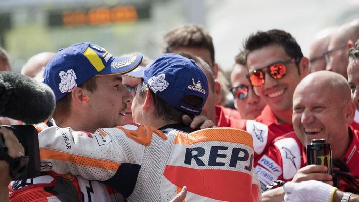 Momen Marc Marquez dan Jorge Lorenzo berpelukan. Keduanya akan menjadi rekan setim pada 2019. (Foto: Mirco Lazzari gp/Getty Images) Momen Marc Marquez dan Jorge Lorenzo berpelukan. Keduanya akan menjadi rekan setim pada 2019. (Foto: Mirco Lazzari gp/Getty Images)