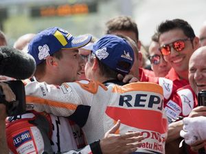 Lorenzo Beri Selamat Atas Gelar Juara Marquez