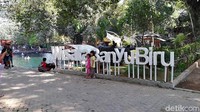 Kunjungan di Pemandian Banyubiru bisa mencapai 500 orang saat akhir pekan tiba. Namun saat hari biasa, hanya sekitar 50-100 orang (Muhajir Arifin/detikTravel)
