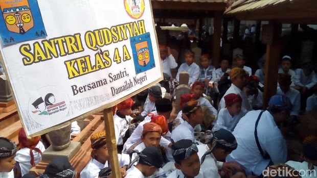 Santri berziarah ke makam KH Asnawi di kompleks makam Menara Kudus.