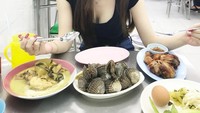 Tuh kan, lagi lagi makan dalam porsi banyak. Ada kerang dara, ayam goreng hingga telur rebus dan sayuran.Foto: Instagram joinyy