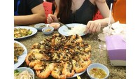 Selain menyukai sajian khas Korea, Ploychanok sepertinya juga menyukai seafood. Ia kerap membagikan momen makan olahan seafood khas Thailand di Instagram pribadinya. Foto: Instagram joinyy
