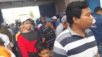 Foto: Keriuhan ini pun semakin terasa saat memasuki area Stadion R Sunaryo Pamekasan, Madura, tempat dihelatnya lomba Karapan Sapi. Pintu masuk terasa sesak akan penonton yang berdatangan. (Hilda Meilisa Rinanda/detikTravel)