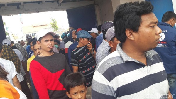 Foto: Keriuhan ini pun semakin terasa saat memasuki area Stadion R Sunaryo Pamekasan, Madura, tempat dihelatnya lomba Karapan Sapi. Pintu masuk terasa sesak akan penonton yang berdatangan. (Hilda Meilisa Rinanda/detikTravel) Foto: Keriuhan ini pun semakin terasa saat memasuki area Stadion R Sunaryo Pamekasan, Madura, tempat dihelatnya lomba Karapan Sapi. Pintu masuk terasa sesak akan penonton yang berdatangan. (Hilda Meilisa Rinanda/detikTravel)