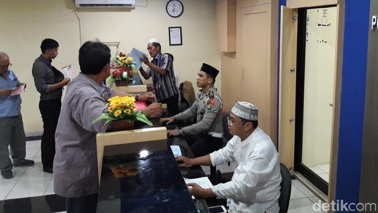 Rayakan Hari Santri, Petugas SIM Polres Bekasi Kenakan Pakaian Muslim Rayakan Hari Santri, Petugas SIM Polres Bekasi Kenakan Pakaian Muslim