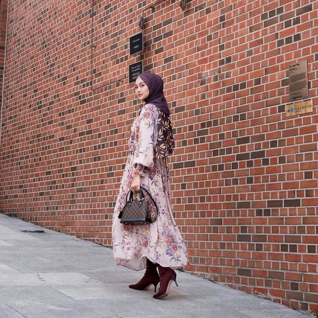 Menyambut musim gugur, saatnya mengenakan dress yang flowy dan motif floral. Nada tampak stylish mengenakan heels boots berwarna senada. Foto: Instagram/IndahNadaPuspita