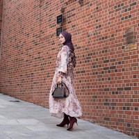 Menyambut musim gugur, saatnya mengenakan dress yang flowy dan motif floral. Nada tampak stylish mengenakan heels boots berwarna senada. Foto: Instagram/IndahNadaPuspita