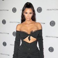 Kim Kardashian mempopulerkan bicycle pants ketat sebagai tren fashion terkini. Foto: Getty Images