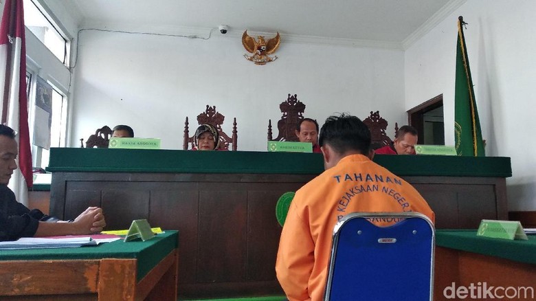 Anak Buah Big Bos Miras Oplosan Maut Divonis 13 Tahun Bui Anak Buah Big Bos Miras Oplosan Maut Divonis 13 Tahun Bui