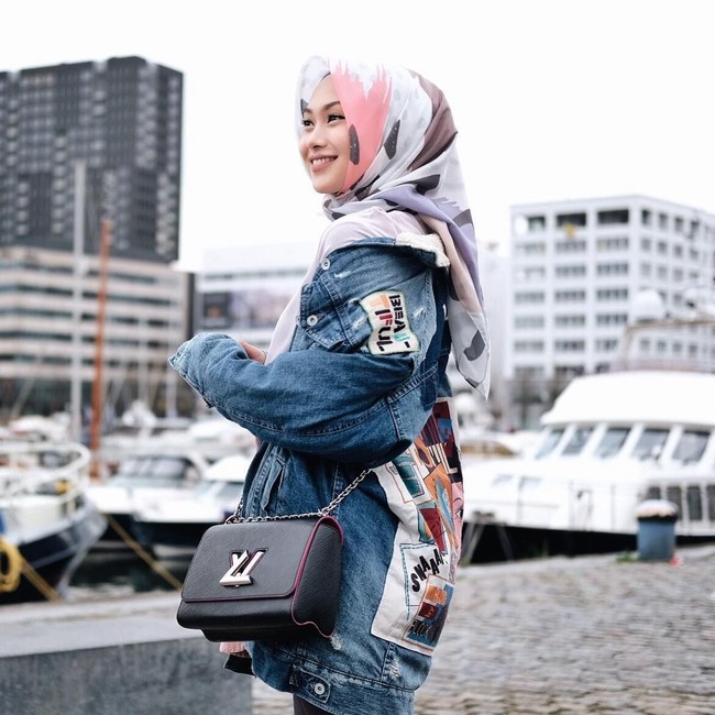 Bepergian ke berbagai negara, Nada selalu tampil menawan. Ia pandai memilih busana yang tepat dan menyusaikan dengan kultur dari setiap negara. Foto: Instagram/IndahNadaPuspita