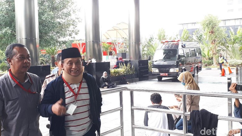 KPK Cecar Fuad Amin soal Pemberian Lain ke Kalapas Sukamiskin KPK Cecar Fuad Amin soal Pemberian Lain ke Kalapas Sukamiskin
