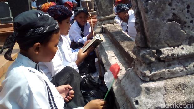 Santri berziarah ke makam KH Asnawi di kompleks makam Menara Kudus.