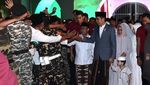 Gaya Menggemaskan Jan Ethes Saat Diajak Jokowi ke Apel Akbar Santri