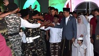 Jokowi memimpin Apel Akbar Santri Nusantara di Benteng Vastenburg, Solo, pukul 18.55 WIB, Sabtu (20/10/2018). Mengenakan jas abu-abu bersarung, Jokowi berjalan menuju panggung utama sambil menyalami peserta apel. (Foto: Kris - Biro Pers Setpres)