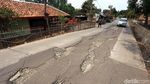 Parah! Belum Lama Dicor, Jalan di Pemkab Bekasi Retak-retak