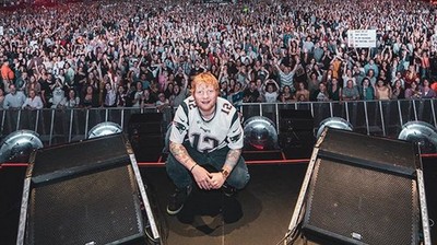 Gaya Unik Foto Wefie Ed Sheeran yang Selalu Sama Setelah Manggung