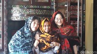 Tak hanya melihat-lihat, para mahasiswa juga diperbolehkan mencoba langsung batik-batik yang tersedia di galeri. (Hilda Meilisa/detikTravel)