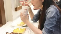 Makan roti bakar dengan secangkir minuman hangat jadi pilihan menu sorenya kala itu. Duh, dari samping aja terlihat manis!  Foto: Instagram joinyy