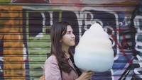 Berlibur ke Jepang, Michelle membeli permen kapas ukuran besar dengan warna-warni di sana. Lihat tuh, tatapannya bahagia sekli, ya? Foto: Instagram @michellejoan