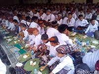 1. 240 Nasi Urap Beralas Daun Jati Disantap Santri di Kudus