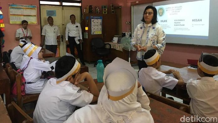 Foto: Menkeu Sri Mulyani mengajar anak SD/Foto: Sylke Febrina-dertikFinance Foto: Menkeu Sri Mulyani mengajar anak SD/Foto: Sylke Febrina-dertikFinance