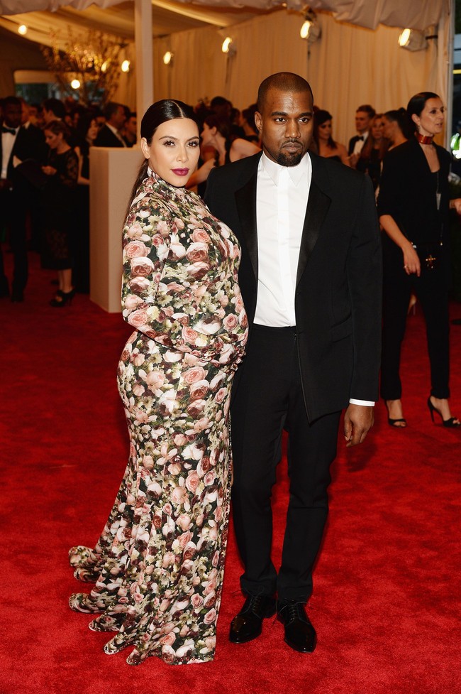 Penampilan yang tak terlupakan dari gaya Kim di karpet merah Met Gala 2013. Penampilannya masuk daftar busana terburuk dari berbagai media dan kritikus mode dengan gaun Givenchy itu. Foto: Getty Images