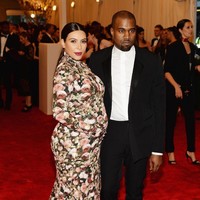 Penampilan yang tak terlupakan dari gaya Kim di karpet merah Met Gala 2013. Penampilannya masuk daftar busana terburuk dari berbagai media dan kritikus mode dengan gaun Givenchy itu. Foto: Getty Images