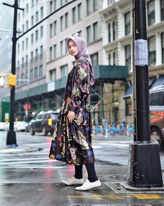 Nada tampil lebih berwarna saat mengunjungi New York. Kota beribu cahaya itu tampak selaras dengan tunik bercorak warna-warni dipadukan dengan sneakers. Foto: Instagram/IndahNadaPuspita