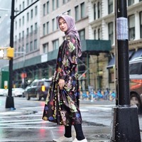 Nada tampil lebih berwarna saat mengunjungi New York. Kota beribu cahaya itu tampak selaras dengan tunik bercorak warna-warni dipadukan dengan sneakers. Foto: Instagram/IndahNadaPuspita