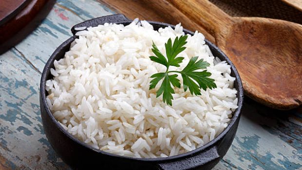 Bikin Haru! Pekerja Konstruksi Ini Makan Siang Hanya dengan Nasi Putih dan Kuah Air 